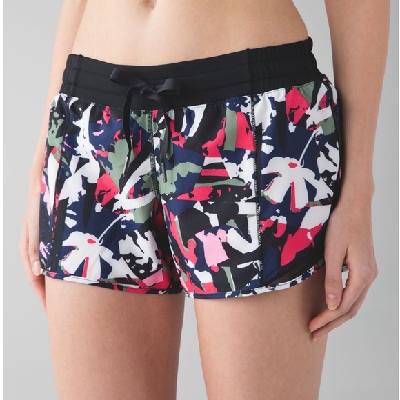 Rare!!! Lululemon Hotty Hot Short (Long) 4” Sz8
Pop Cut Boom Juice Multi/ Black - Picture 1 of 13